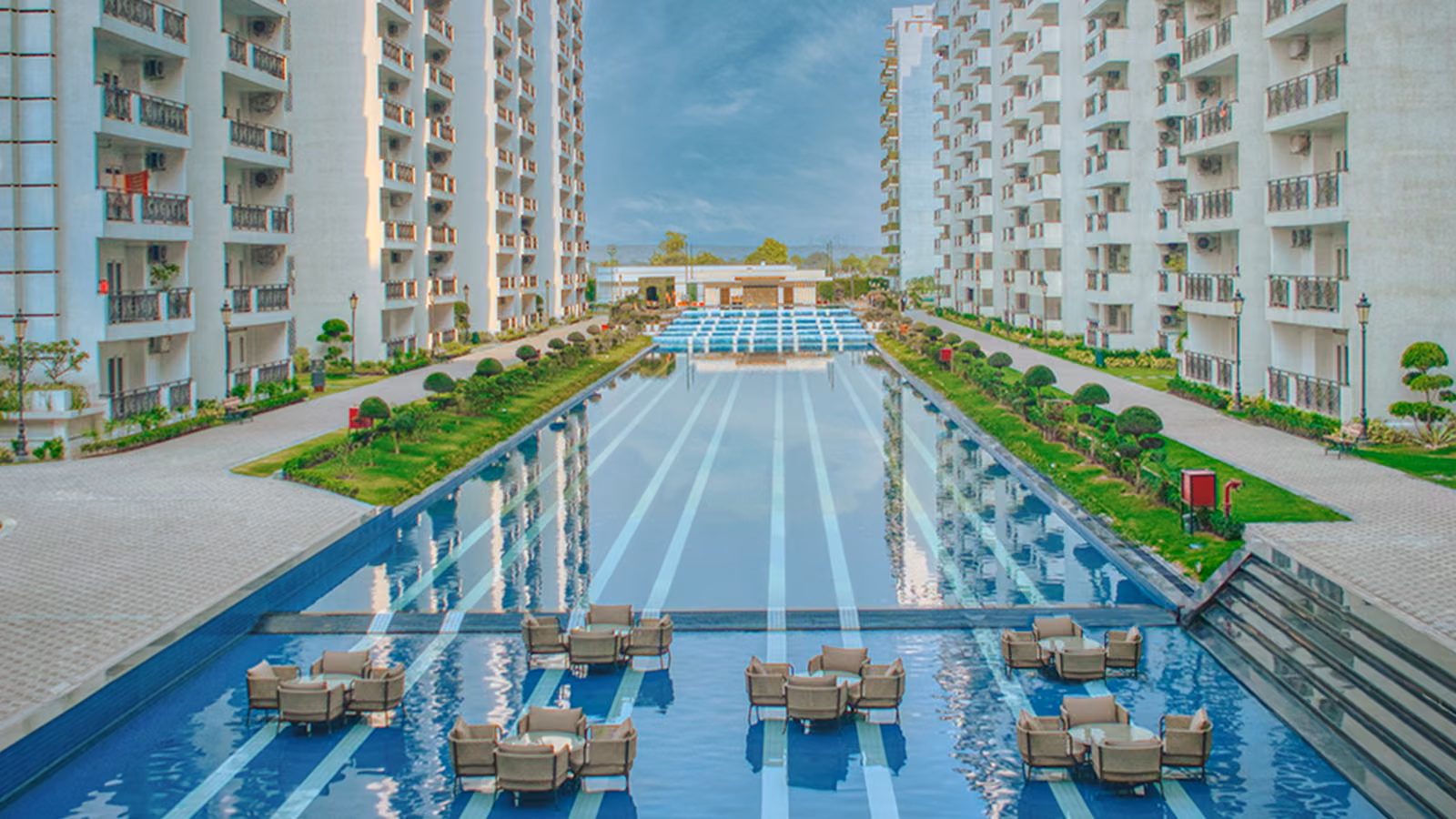 Central Park Flower Valley Aqua Front Towers, 3BHK/4BHK luxury apartments in Sector 32-33, Sohna, Gurgaon, Gurgaon